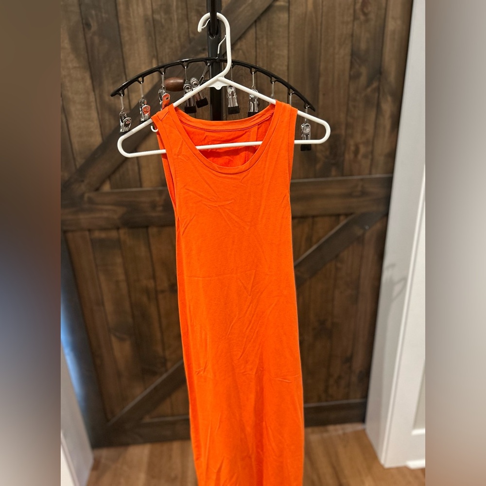 Gap size medium. Worn once. So cute. Linen blend open back.